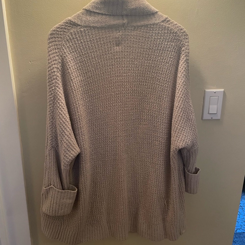 Women’s sweater cardigan type thing